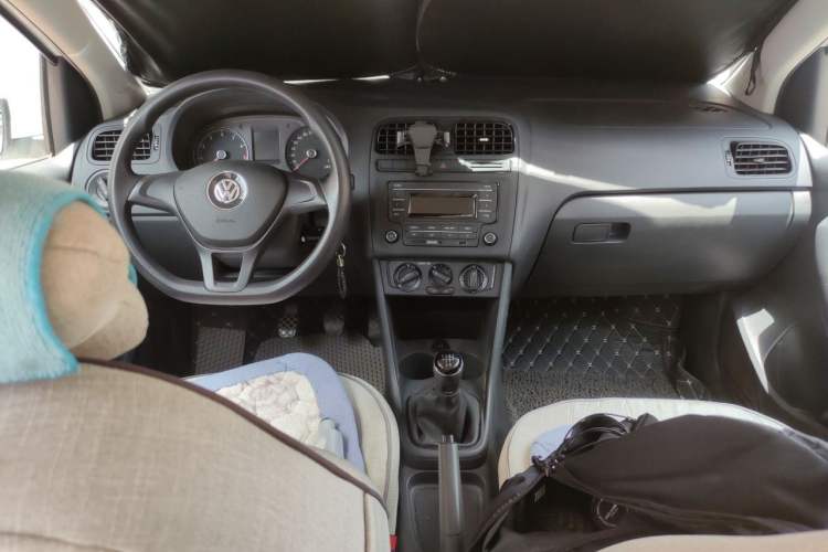 Used Volkswagen Polo 2016 1.4L Manual Fashion Model Center Console