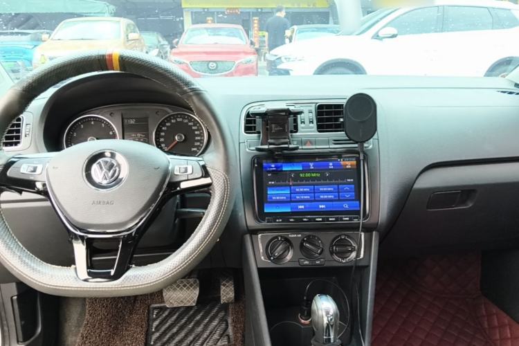 Used Volkswagen Polo 2016 1.6L Automatic Comfort Model Center Console