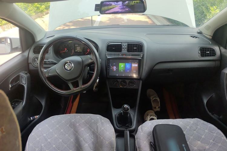Used Volkswagen Polo 2016 1.4L Manual Fashion Model Center Console