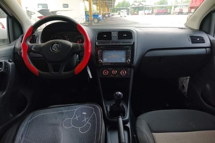Used Volkswagen Polo 2016 1.4L Manual Fashion Model Center Console