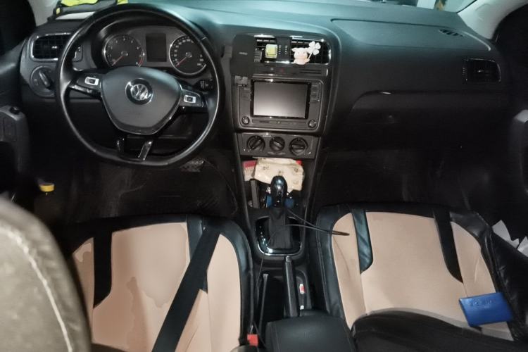 Used Volkswagen Polo 2016 1.6L Automatic Comfort Model Center Console