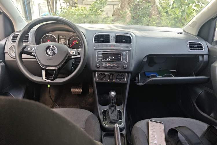 Used Volkswagen Polo 2016 1.6L Automatic Comfort Model Center Console