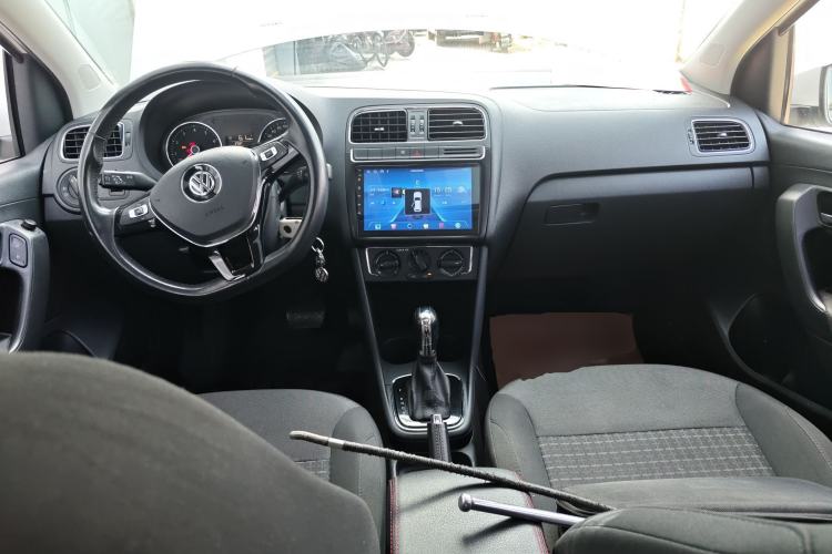 Used Volkswagen Polo 2016 1.6L Automatic Comfort Model Center Console