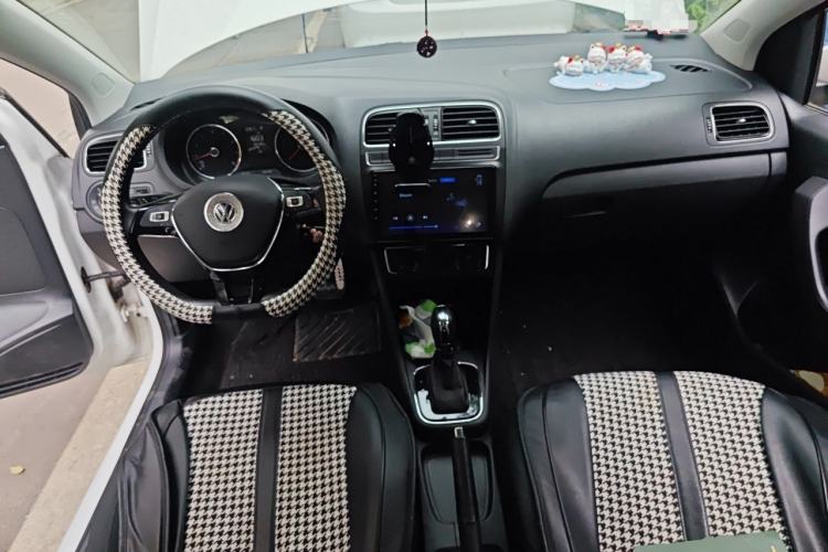 Used Volkswagen Polo 2016 1.6L Automatic Comfort Model Center Console