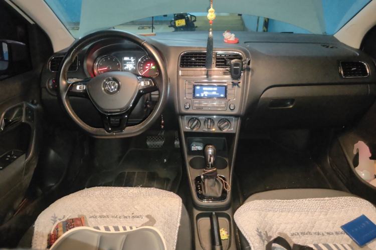 Used Volkswagen Polo 2016 1.6L Automatic Comfort Model Center Console