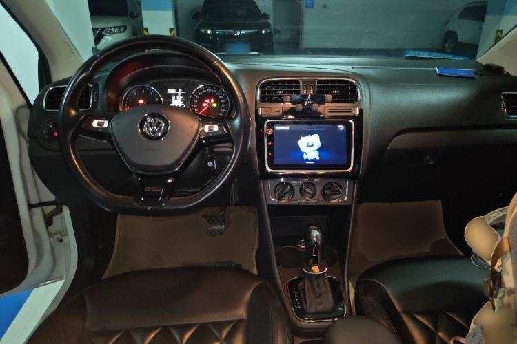 Used Volkswagen Polo 2016 1.6L Automatic Comfort Model Center Console