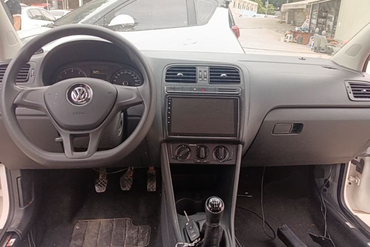 Used Volkswagen Polo 2016 1.4L Manual Fashion Model Center Console