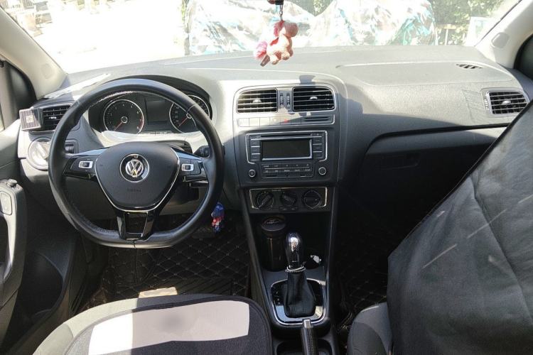 Used Volkswagen Polo 2016 1.6L Automatic Comfort Model Center Console