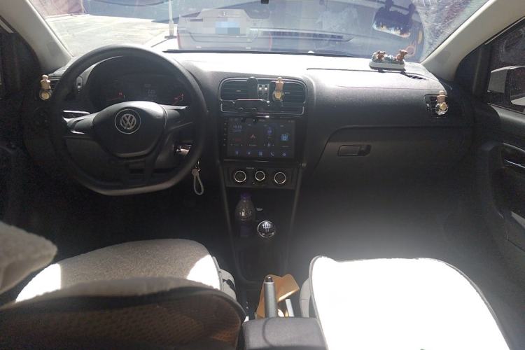 Used Volkswagen Polo 2016 1.4L Manual Fashion Model Center Console