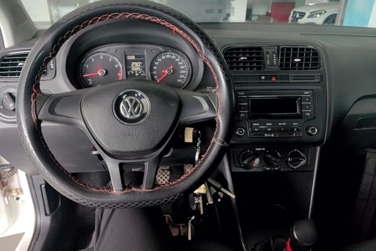 Used Volkswagen Polo 2016 1.4L Manual Fashion Model Center Console