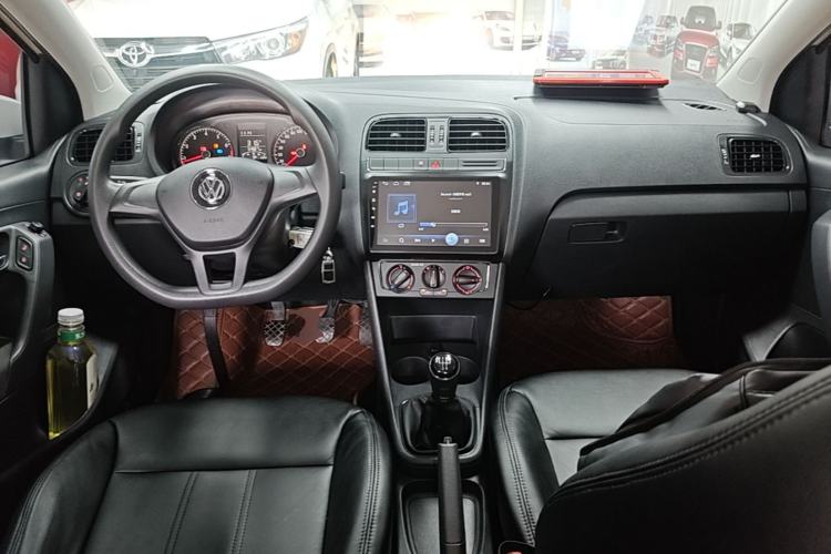 Used Volkswagen Polo 2016 1.4L Manual Fashion Model Center Console