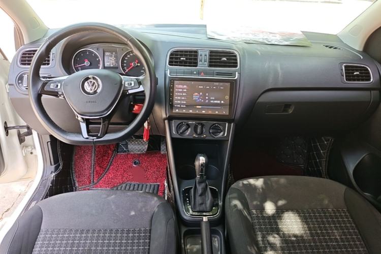 Used Volkswagen Polo 2016 1.6L Automatic Comfort Model Center Console