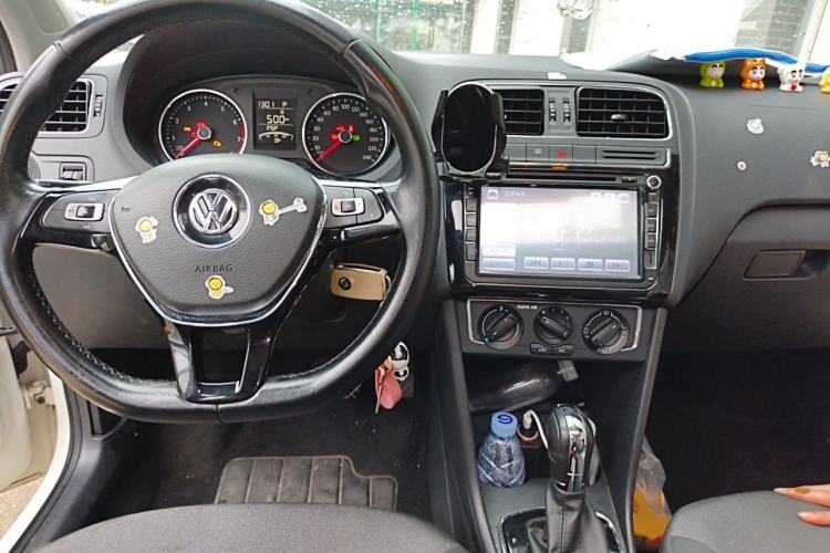 Used Volkswagen Polo 2016 1.6L Automatic Comfort Model Center Console