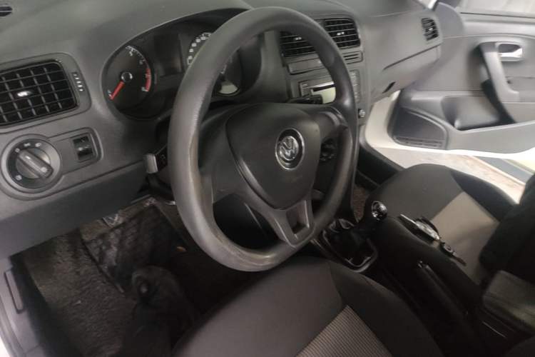 Used Volkswagen Polo 2016 1.4L Manual Fashion Model Center Console