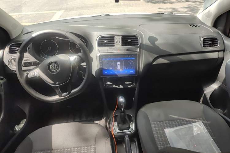 Used Volkswagen Polo 2016 1.6L Automatic Comfort Model Center Console