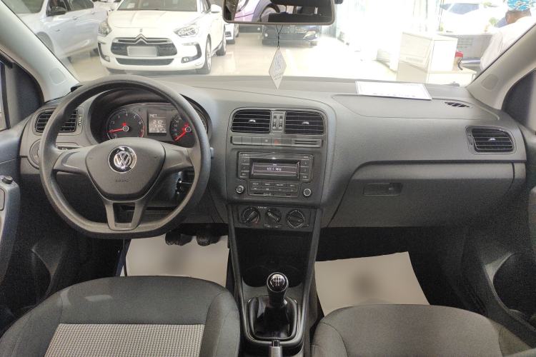 Used Volkswagen Polo 2016 1.4L Manual Fashion Model Center Console