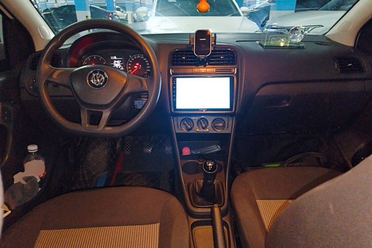 Used Volkswagen Polo 2016 1.4L Manual Fashion Model Center Console