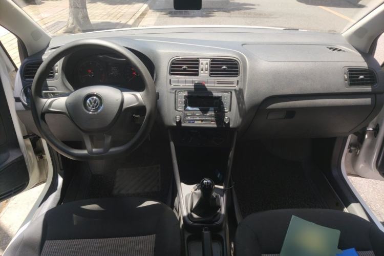 Used Volkswagen Polo 2016 1.4L Manual Fashion Model Center Console