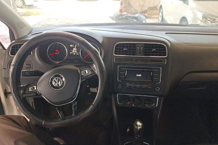 Used Volkswagen Polo 2016 1.6L Automatic Comfort Model Center Console