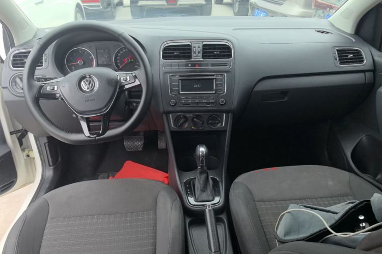Used Volkswagen Polo 2016 1.6L Automatic Comfort Model Center Console