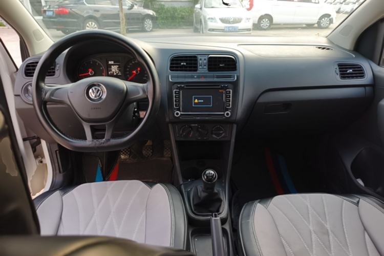 Used Volkswagen Polo 2016 1.4L Manual Fashion Model Center Console
