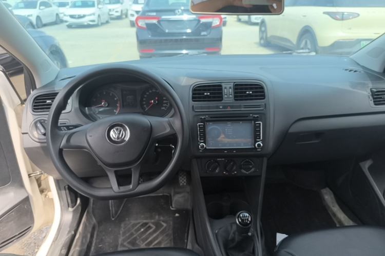 Used Volkswagen Polo 2016 1.4L Manual Fashion Model Center Console