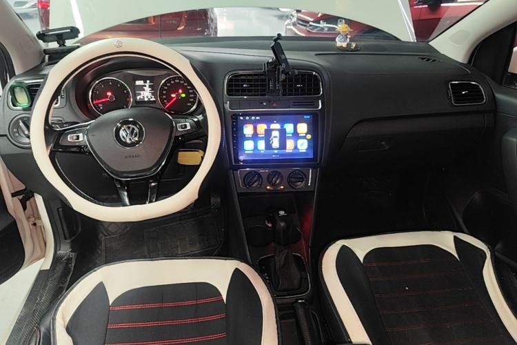 Used Volkswagen Polo 2016 1.6L Automatic Comfort Model Center Console