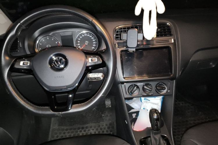 Used Volkswagen Polo 2016 1.6L Automatic Comfort Model Center Console