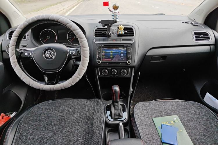 Used Volkswagen Polo 2016 1.6L Automatic Comfort Model Center Console
