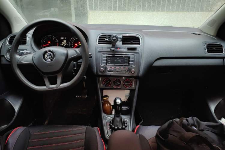 Used Volkswagen Polo 2016 1.6L Automatic Comfort Model Center Console