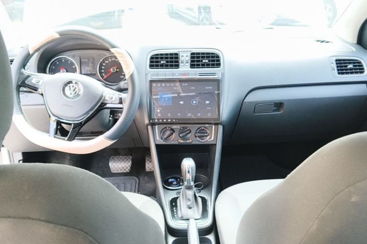 Used Volkswagen Polo 2016 1.6L Automatic Comfort Model Center Console