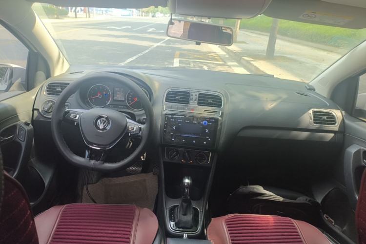 Used Volkswagen Polo 2016 1.6L Automatic Comfort Model Center Console