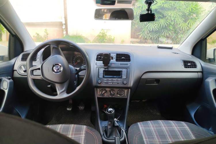 Used Volkswagen Polo 2016 1.4L Manual Fashion Model Center Console