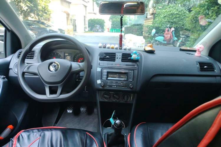 Used Volkswagen Polo 2016 1.4L Manual Fashion Model Center Console