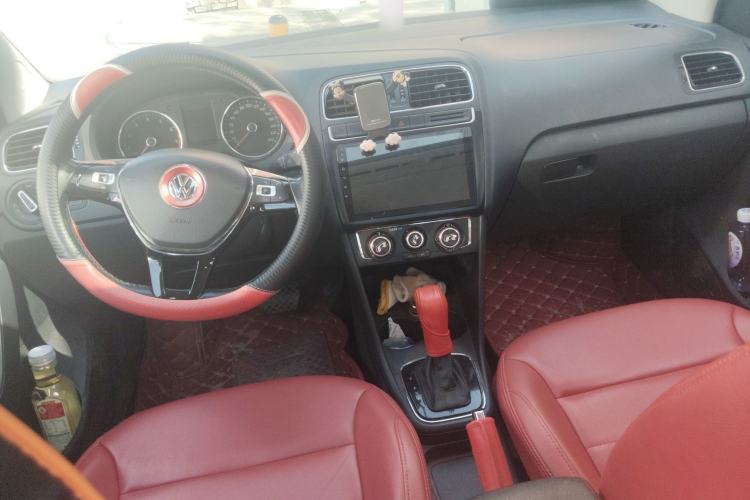 Used Volkswagen Polo 2016 1.6L Automatic Comfort Model Center Console