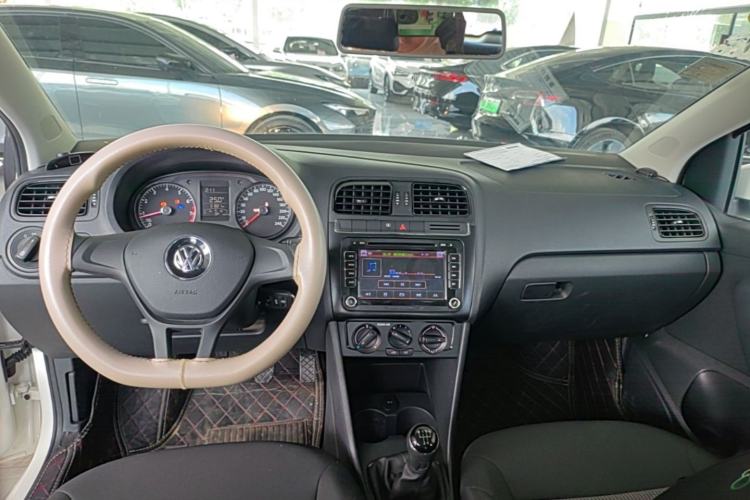 Used Volkswagen Polo 2016 1.4L Manual Fashion Model Center Console