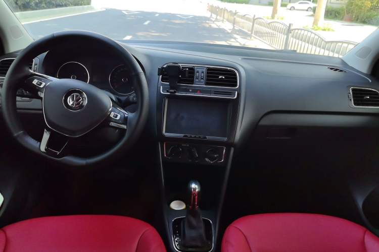 Used Volkswagen Polo 2016 1.6L Automatic Comfort Model Center Console