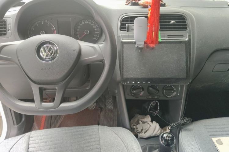 Used Volkswagen Polo 2016 1.4L Manual Fashion Model Center Console
