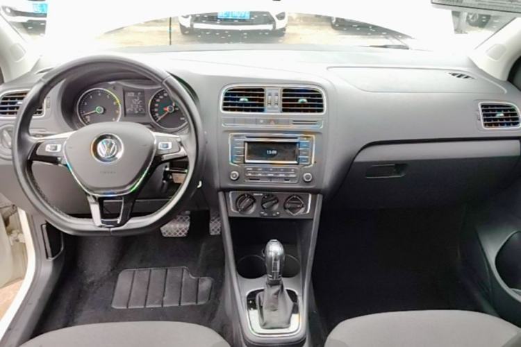 Used Volkswagen Polo 2016 1.6L Automatic Comfort Model Center Console