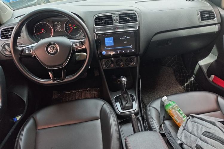Used Volkswagen Polo 2016 1.6L Automatic Comfort Model Center Console