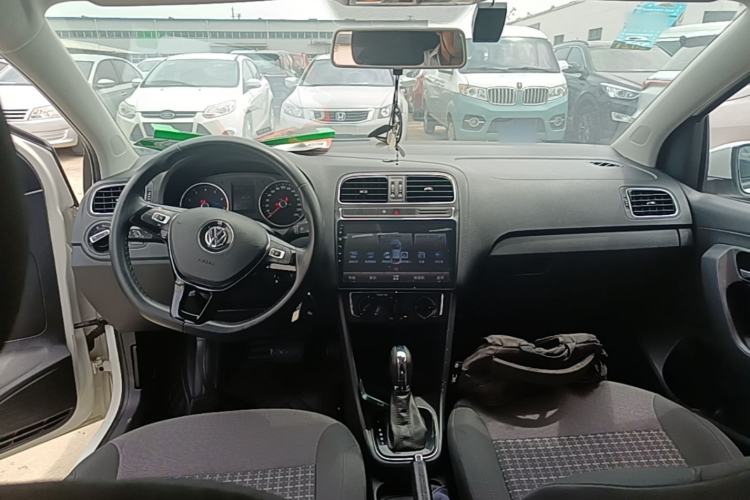 Used Volkswagen Polo 2016 1.6L Automatic Comfort Model Center Console