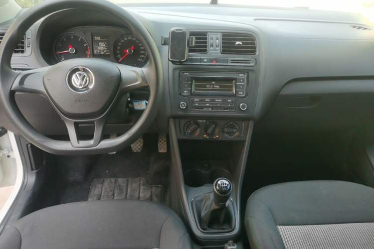 Used Volkswagen Polo 2016 1.4L Manual Fashion Model Center Console
