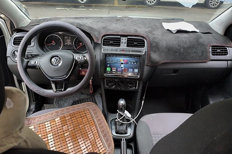 Used Volkswagen Polo 2016 1.6L Automatic Comfort Model Center Console