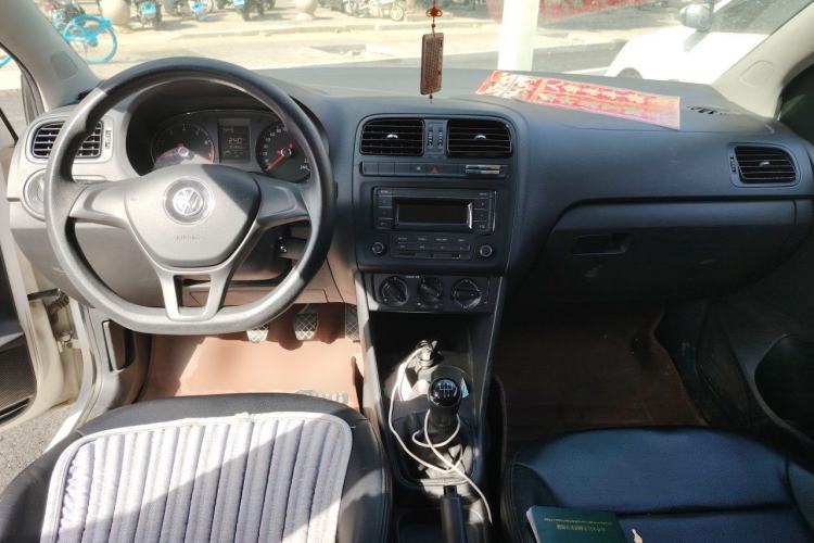 Used Volkswagen Polo 2016 1.4L Manual Fashion Model Center Console