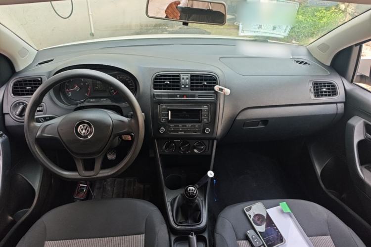 Used Volkswagen Polo 2016 1.4L Manual Fashion Model Center Console