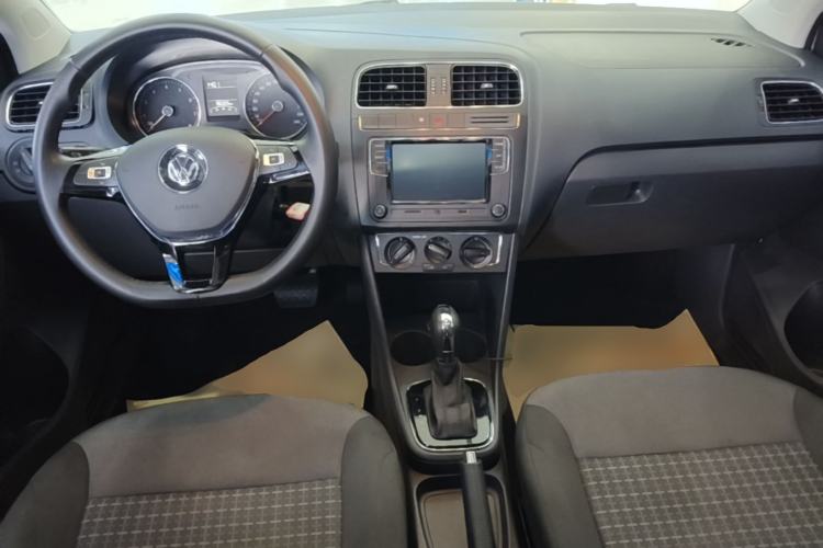 Used Volkswagen Polo 2016 1.6L Automatic Comfort Model Center Console