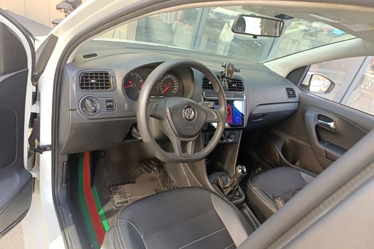 Used Volkswagen Polo 2016 1.4L Manual Fashion Model Center Console