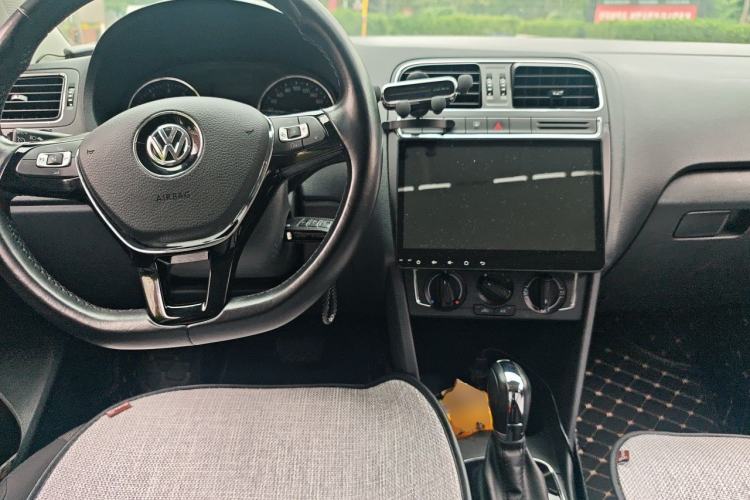 Used Volkswagen Polo 2016 1.6L Automatic Comfort Model Center Console