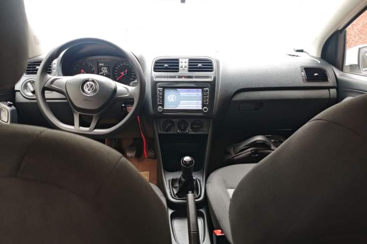 Used Volkswagen Polo 2016 1.4L Manual Fashion Model Center Console