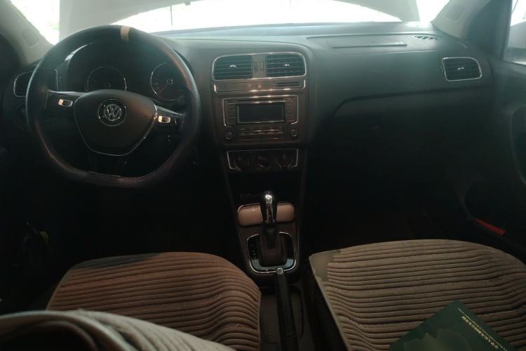 Used Volkswagen Polo 2016 1.6L Automatic Comfort Model Center Console